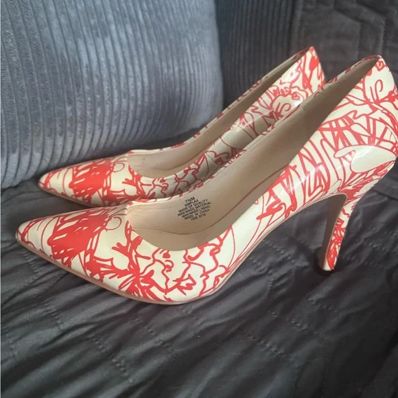 Nine West stylish dress pump
Shoe size 7.5
Originally $50, worn 3 times only - Picture 2 of 12